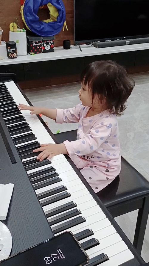 喜欢弹钢琴的小女孩 