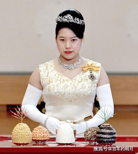 日本绚子公主戴过的头饰,婚宴上将母亲项链做头饰,简约大气