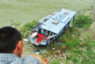 客车翻下20米悬崖险掉入岷江 事故致3死22伤 