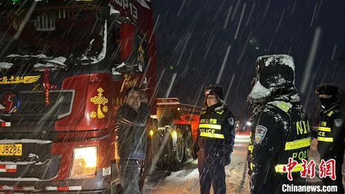 西藏暴雪突袭 别怕 我们来救你们了