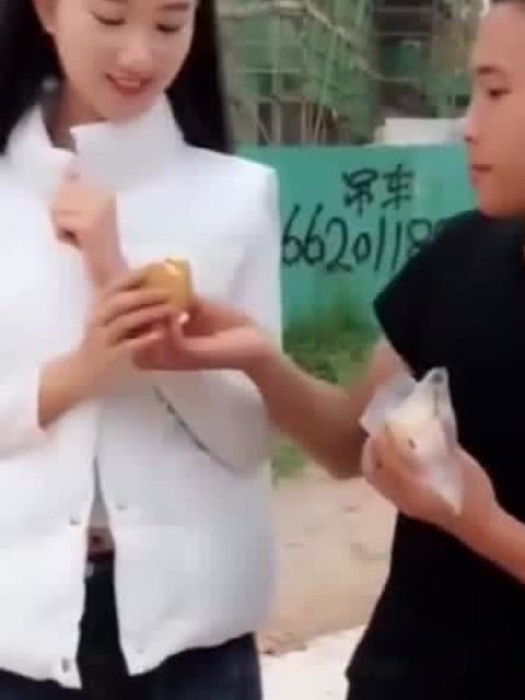 男孩子问小姐姐,饿不饿 