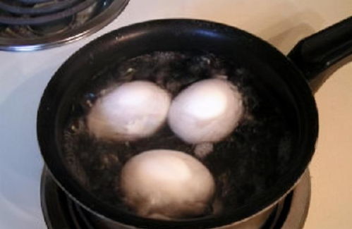煮鸡蛋,不能只用清水,多加1步,蛋黄鲜嫩无腥味,蛋壳一碰就掉