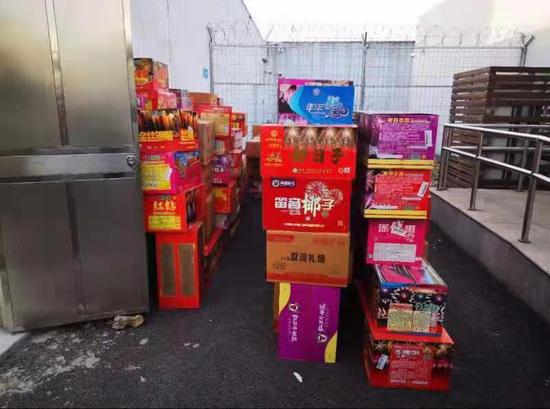 去年10月起 两人多次运送非法烟花爆竹到上海贩卖被刑拘 