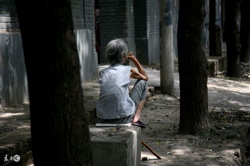 儿子亲手把老母亲赶出家门,邻居问为何,儿子痛哭流涕