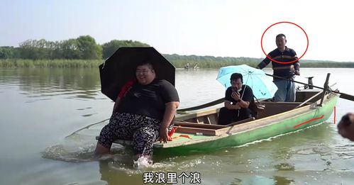 胖猴罕见出游,人坐在船头船尾翘起了30厘米,当时船夫害怕极了