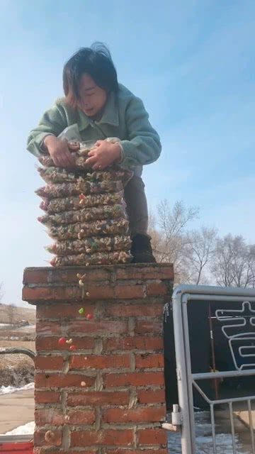 这个女人胆子也太大了,爬到房顶上去开坚果了 