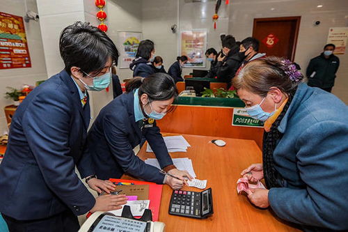 辛丑年 牛票 在上交所首发,有市民在邮局通宵排队清晨抢购