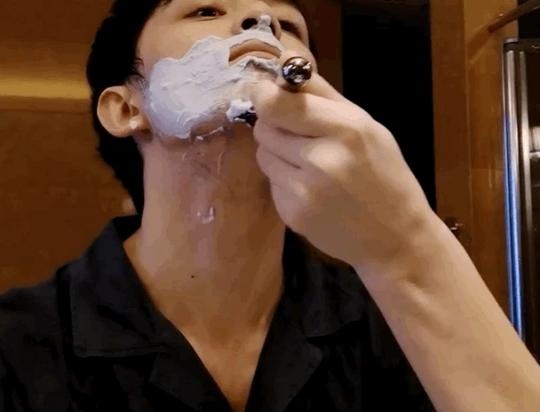 有种反差叫胡磊刮胡子,当他满脸胡茬出镜时,我都想脱粉了