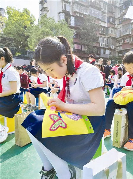 桃花岭小学花开 岭上春耕节