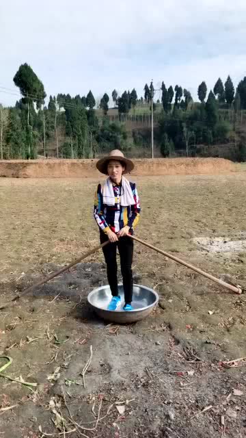 田里没水,不过农村的风景还是不错滴,看风景不要看俺 