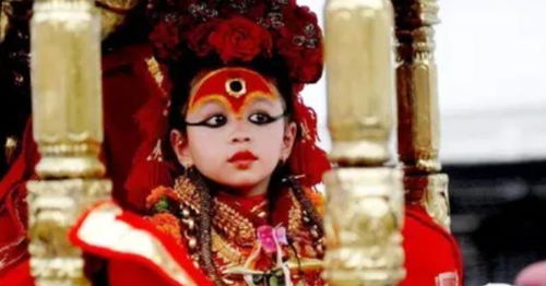 被囚禁在寺庙的尼泊尔 活女神 ,双脚不能沾地,国王见了也得跪