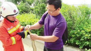 海河边钓1.5米长 巨蛇 专家 不建议市民饲养