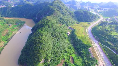 此山神似 神龙出海 ,从空中看强劲有力,这才是极品的风水宝地 