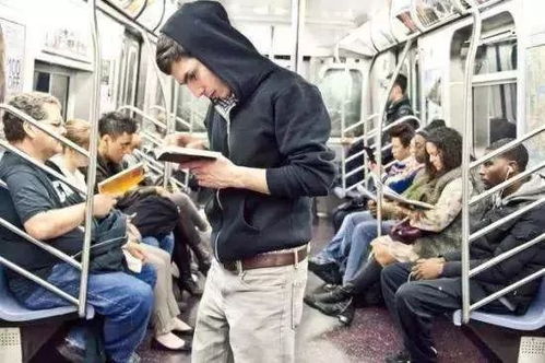 咱地铁里玩手机,人家欧洲人看书 其实真相是这样的 