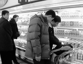 逛超市被贼盯上 记者暗访拍下沃尔玛贼踪 