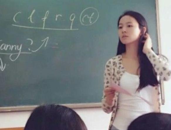 大学英语课,多数是漂亮又多金的 女老师 ,很少看见男老师