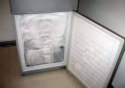 宁南辉云家政提示 冰箱总结冰怎么办 教你一招,冻冰很快就能解决了,先收藏了