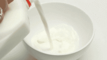 透明袋牛奶成网红 牛奶拿光照过就变味了你知道吗 