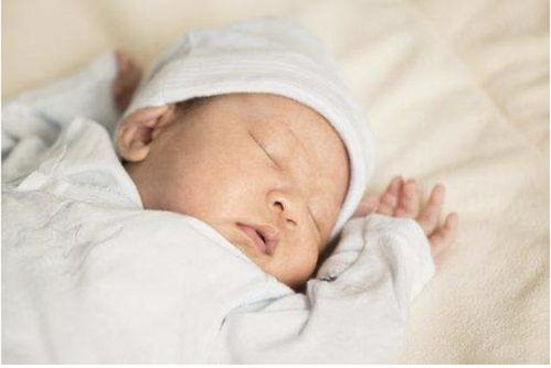 有多少爸妈是开着灯让刚出生的婴儿睡觉的 你是不是也在其中