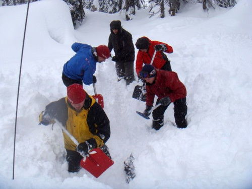 17名失踪登山爱好者遭遇雪崩全部遇难 可以如何避免 