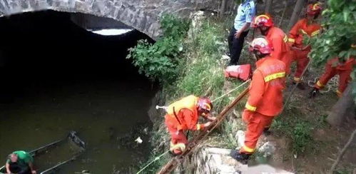 泰安 因车辆剐蹭,男子连人带车掉水沟里,怎么也上不来