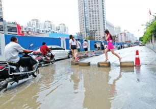 农业路积水成河 人行道上施工阻行 行人无路可走