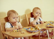 怎么样让孩子吃饭的时候保持餐桌干净整洁
