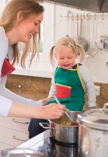 宝宝和其他小朋友或家庭其他成员一起烹调的过程 