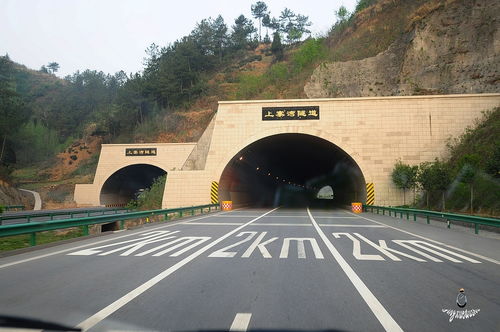 沪陕高速 秦岭深处的隧道群 一 高速行进中拍摄 请多提意见与建议 谢谢