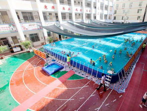 海南某小学学生在操场上游泳 