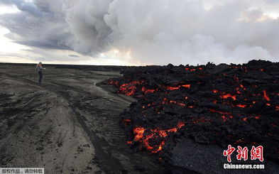 摄影师拍摄冰岛火山喷发壮景 岩浆喷至30米高空 