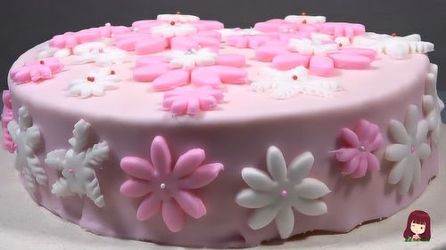 受无数女孩喜爱的翻糖蛋糕,淡淡的粉色,漂亮的小花,舍不得吃了 
