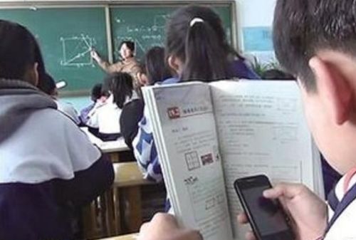 中小学禁止手机进课堂可以说是很有必要，大学生也应该如此吗