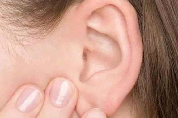 男人右耳朵发热民间说法,左耳烫和右耳烫分别预示着什么?