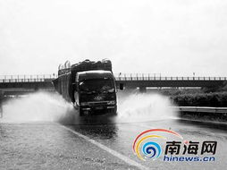 东线高速公路积水路上