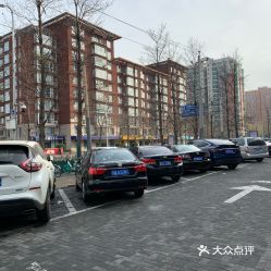 北京哪个商场有免费停车 (西丽街附近免费停车场电话)