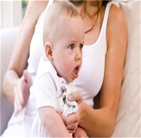 宝宝打嗝能喂奶吗 宝宝打嗝能喂母乳吗