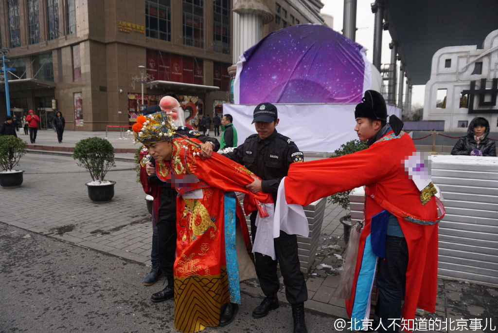 财神 感恩节街头发红包被保安架走 