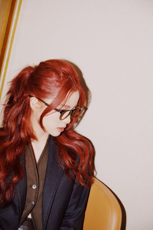 组图 欧阳娜娜限定红发女孩造型释出 着西装搭配眼镜甜酷十足 