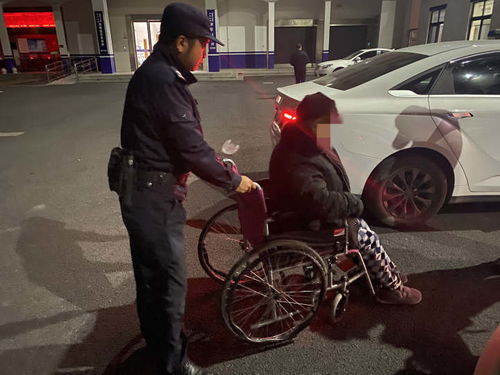 杭州街头,老人推轮椅出门买菜迷路,还好被他们及时找到