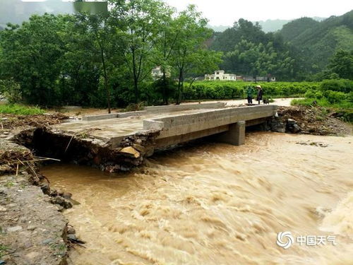 暴雨倾盆而下 广西桂林灌阳河流涨水 公路损坏