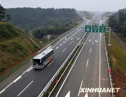 南渝高速公路建成通车