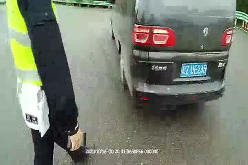 黑车 被查 乘客竟帮忙打掩护 