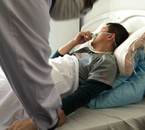 李亚鹏西藏公益行发烧40度吸氧住院 