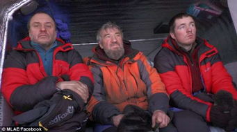 俄8名探险家行走4000公里横穿北极抵达加拿大 