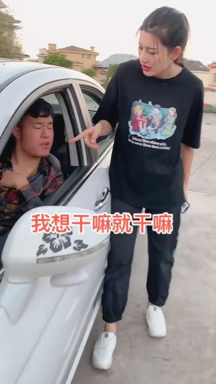 美女坐在车上拍照,没想到车里的人竟然这么说 