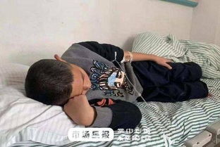 中学生迟到两分钟遭班主任暴打 四根扫把被打断 