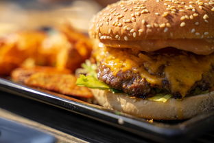揭秘麦当劳的牛肉堡：是什么肉让它如此美味？
