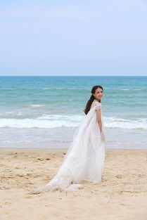 高清 徐璐身着摩羯座婚纱 清新迷人漫步海滩 