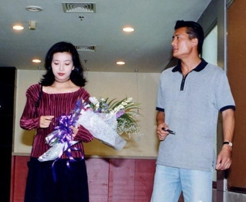 江珊 闪婚震惊一时,与靳东姐弟恋5年,如今54岁却依旧美如少女